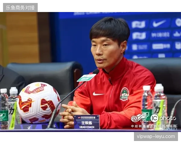 南基一的防线组织面临严峻考验,河南队被动防守难以支撑有效反击 南基一的防线组织面临严峻考验,河南队被动防守难以支撑有效反击
